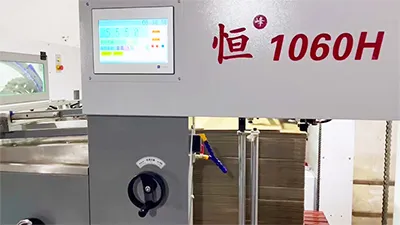 Troqueladora con plegado automático y unidad de stripping/pelado de cama plana