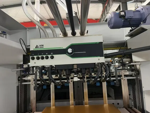 Troqueladora con plegado automático de cama plana