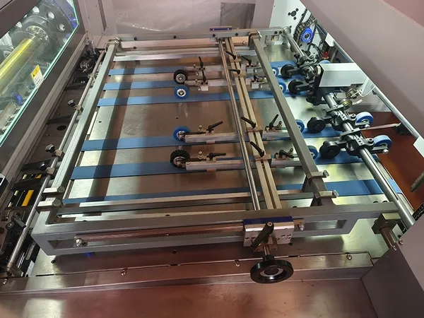 Troqueladora con plegado automático de cama plana