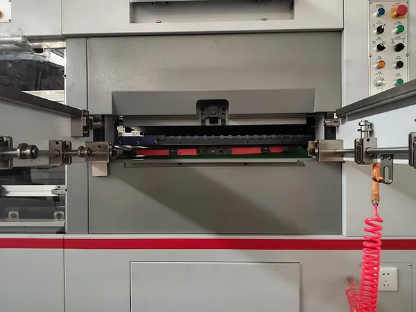 Troqueladora con plegado automático de cama plana