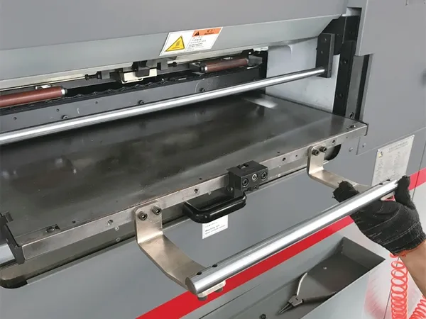 Troqueladora con plegado automático de cama plana