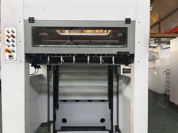 Troqueladora con plegado automático de cama plana