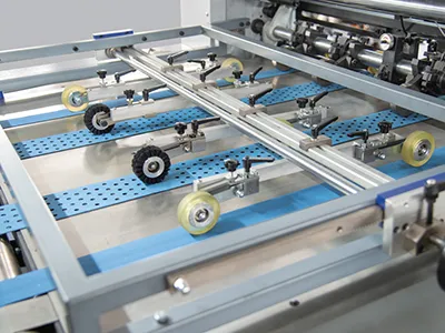 Troqueladora con plegado automático y stripping de cama plana