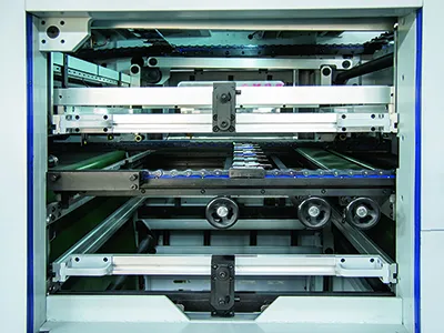 Troqueladora con plegado automático y stripping de cama plana