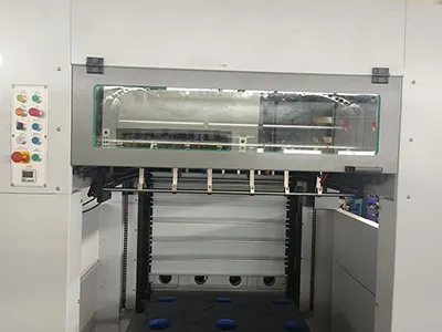 Troqueladora con plegado automático y stripping de cama plana